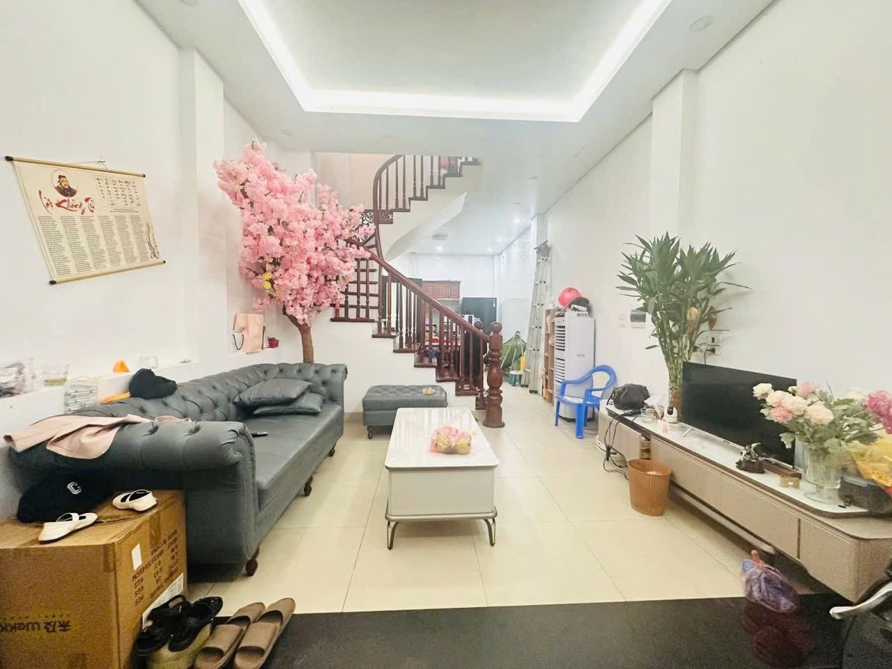 Cho Thuê Nhà Đường Xuân La - Tây Hồ 60M² 4 Tầng 5 Ngủ - Full Đồ - Ngõ Thông - Giá Thuê 17tr