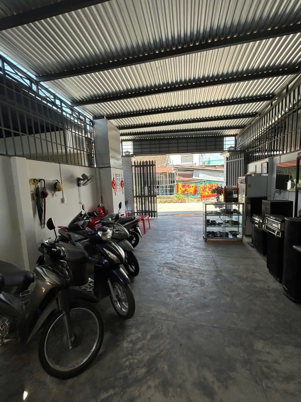 🏡 CẦN BÁN NHÀ CẤP 4 MẶT ĐƯỜNG XUÂN LẠC – VĨNH NGỌC CŨ, NAY THUỘC PHƯỜNG TÂY NHA TRANG
📍 Vị trí mặt đường Xuân Lạc, khu dân cư hiện hữu, thuận tiện di chuyển.
📐 Diện tích: 151m² (có 102m² thổ cư)