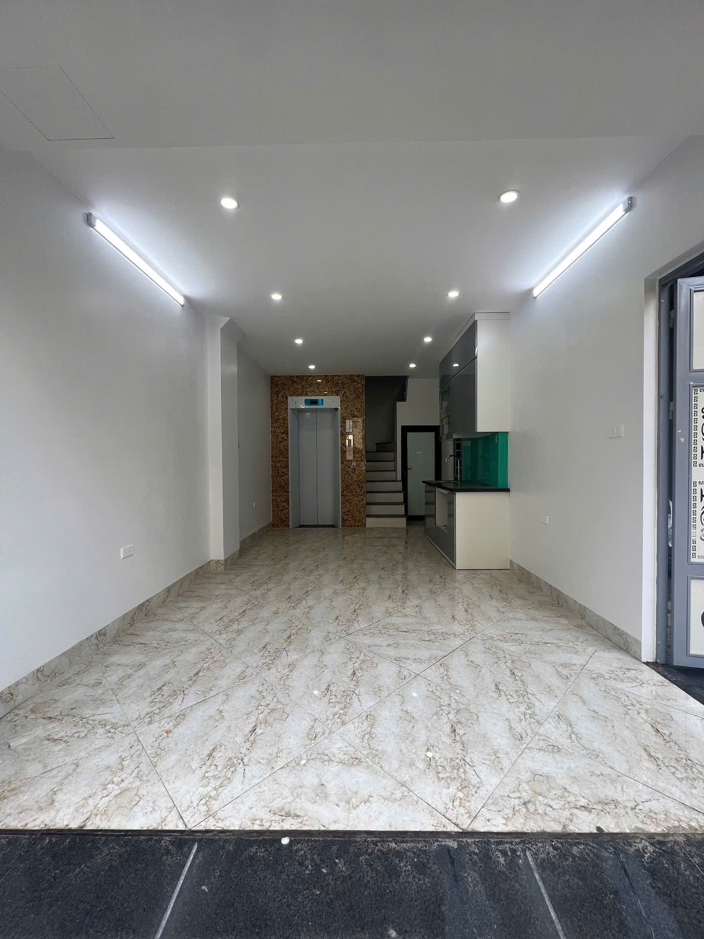 Nhà lô góc 6 tầng thang máy – Oto qua nhà – Gần QL32 & Ga tàu điện