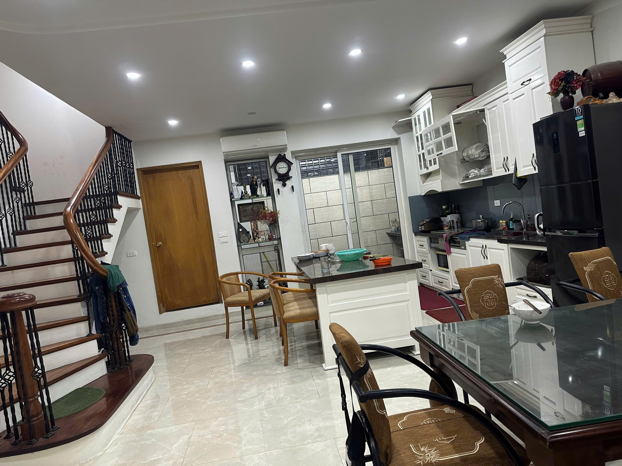 Cho thuê BT  Xuân Phương, Nam Từ Liêm 150M x 5T THANG MÁY, Ô TÔ DỪNG ĐỖ giá 35 triệu