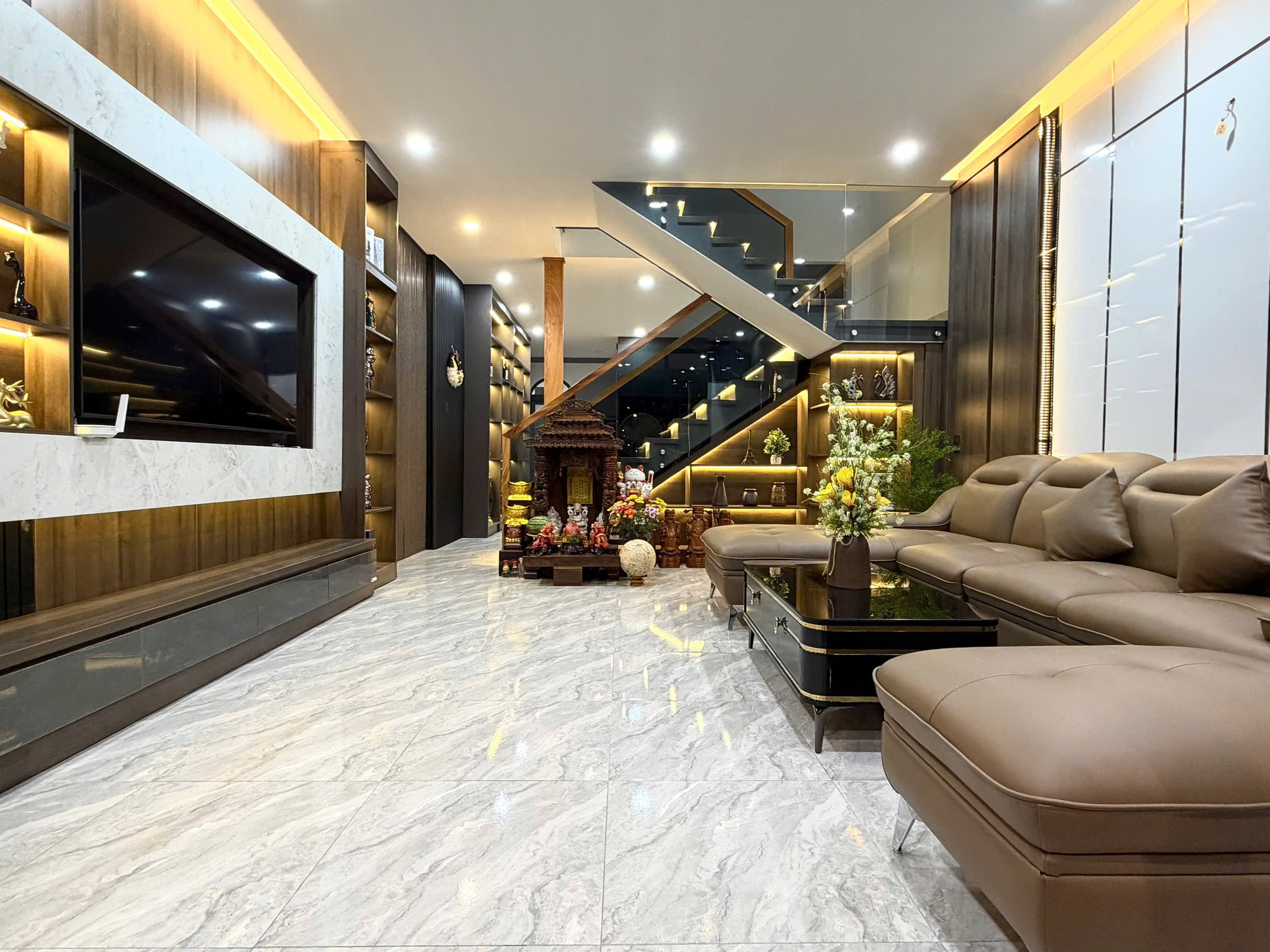 Mặt tiền Hoàng Hoa Thám 96m2, 3 PN, nhà rộng thoáng đẹp. Bán 5tỷ890 Thương Lượng