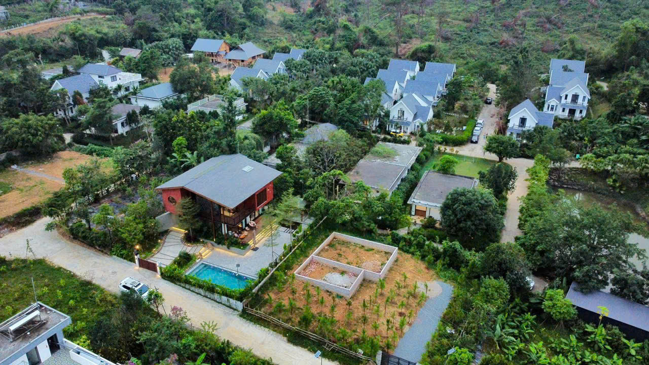 Xây nhà vườn nghỉ dưỡng phải xây ở lô đất có view hồ và đồi thông như vậy