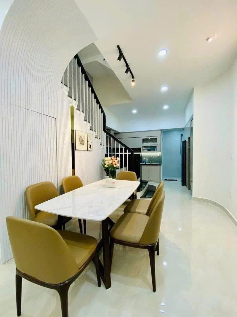 Căn 41.6m² Yên Thế đang cho thuê 10tr/tháng, gần sân bay. Giá 5 tỷ 150, xây 1 trệt 2 lầu, hẻm oto