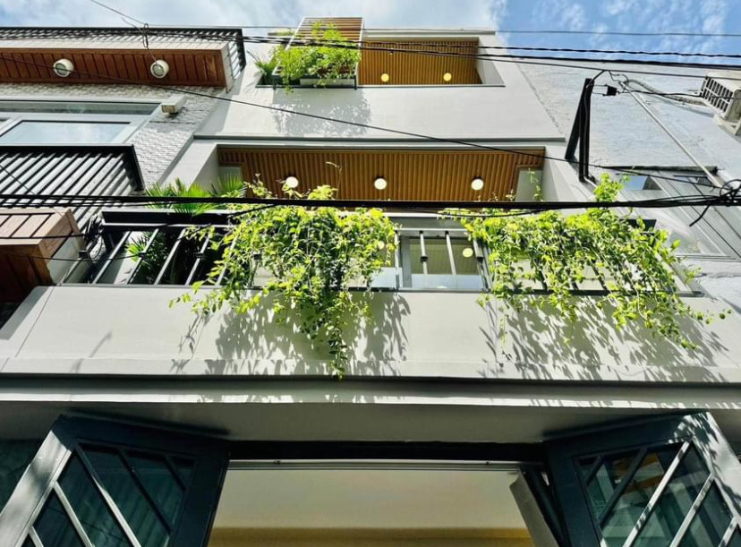 Gấp bán nhà 41m2 Yên Thế, Tân Bình xây 3 tầng gần sân bay. Hẻm xe hơi. Sổ hồng riêng
