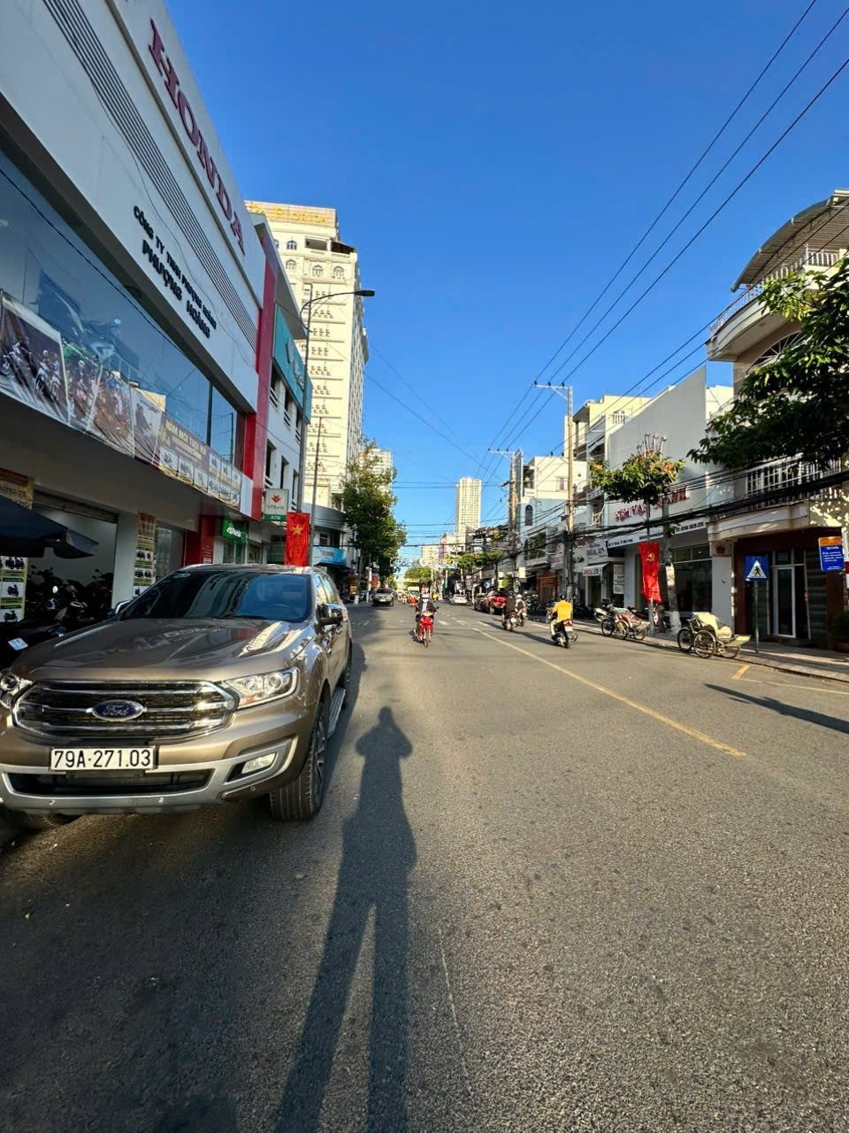 😍 NHÀ 6 TẦNG - MẶT ĐƯỜNG CHÍNH YERSIN - KHU BÀN CỜ NHA TRANG - 111m2 ( Ngang 5m ) - CÓ THANG MÁY - DI CHUYỂN 2phút RA BIỂN.

   👉 Gồm 17 phòng -- Hướng Nam - Chuẩn Sổ / Gả 27 t.ỷ Có Bớt 

- Đường chính rộng 20m kinh doanh sầm uất
Tầng trệt Đang cho t