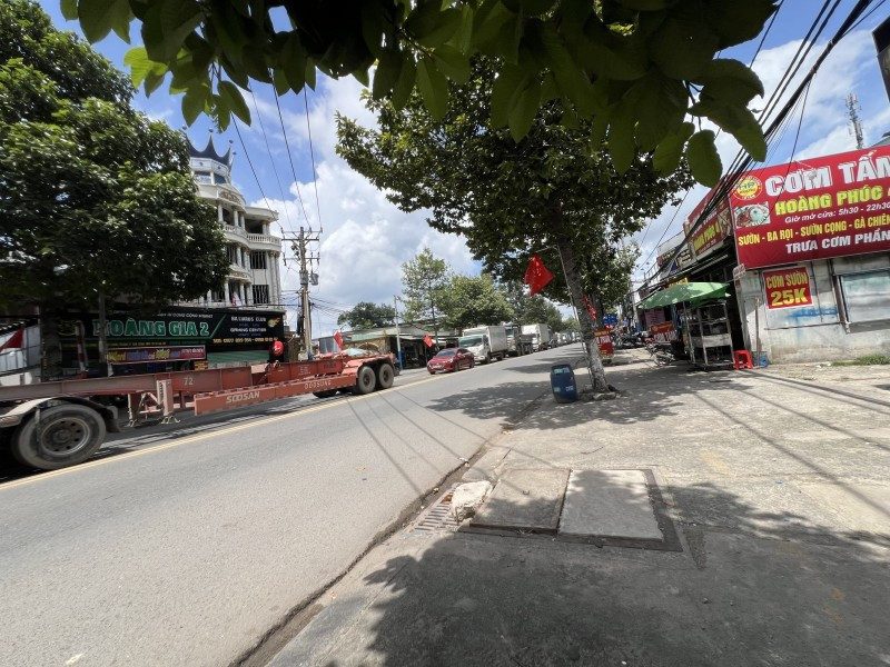 🏠 Ngay ngã tư Chiêu Liêu, và Mỹ Phước Tân Vạn, Nhà C4 sau có 5 phòng trọ đang kinh doanh.