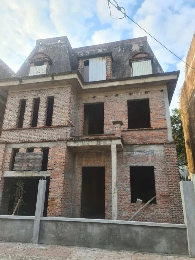 BÁN BIỆT THỰ KĐT Đại Mỗ , NAM TỪ LIÊM , DIỆN TÍCH 210 M2 , XÂY 3 TẦNG , MẶT TIỀN 14M  , GIÁ CHÀO 40.2 tỷ . Mô tả:  BIỆT THƯ BẮC VIỆT - ĐẠI MỖ ✅ THIỆN CHÍ BÁN NHANH - MẶT TIỀN XỊN - ĐỐI DIỆN CÔNG VIÊN - GIỮA HAI TOÀ CHUNG CƯ HH2 VÀ HH3 KINH DOANH BẤT CHẤP