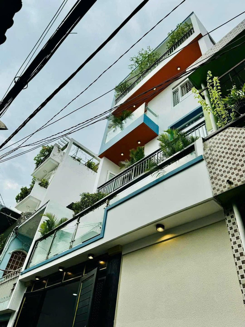 Xoay tiền bán gấp nhà 54m2 Lê Hồng Phong, P. 1, Q. 10. Gía 2tỷ5 Ngay vòng xoay Lý Thái Tổ xây 5 tầng