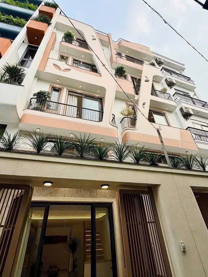 Nhà giá siêu ngộp tại trung tâm Q3, Nguyễn Thiện Thuật. Giá: 3,1 tỷ. 6 Tầng, 4PN 5WC. Sổ Hồng Riêng
