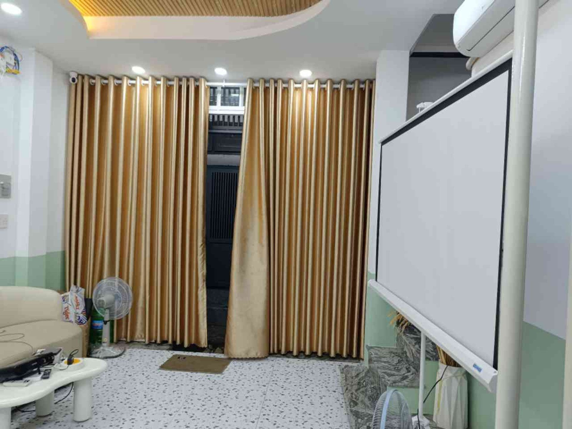 5,8 TỶ, NHÀ 4 TẦNG, 3 PN, CÓ SÂN THƯỢNG, SÁT MẶT TIỀN DƯƠNG BÁ TRẠC,NGANG 5,5M, SHR