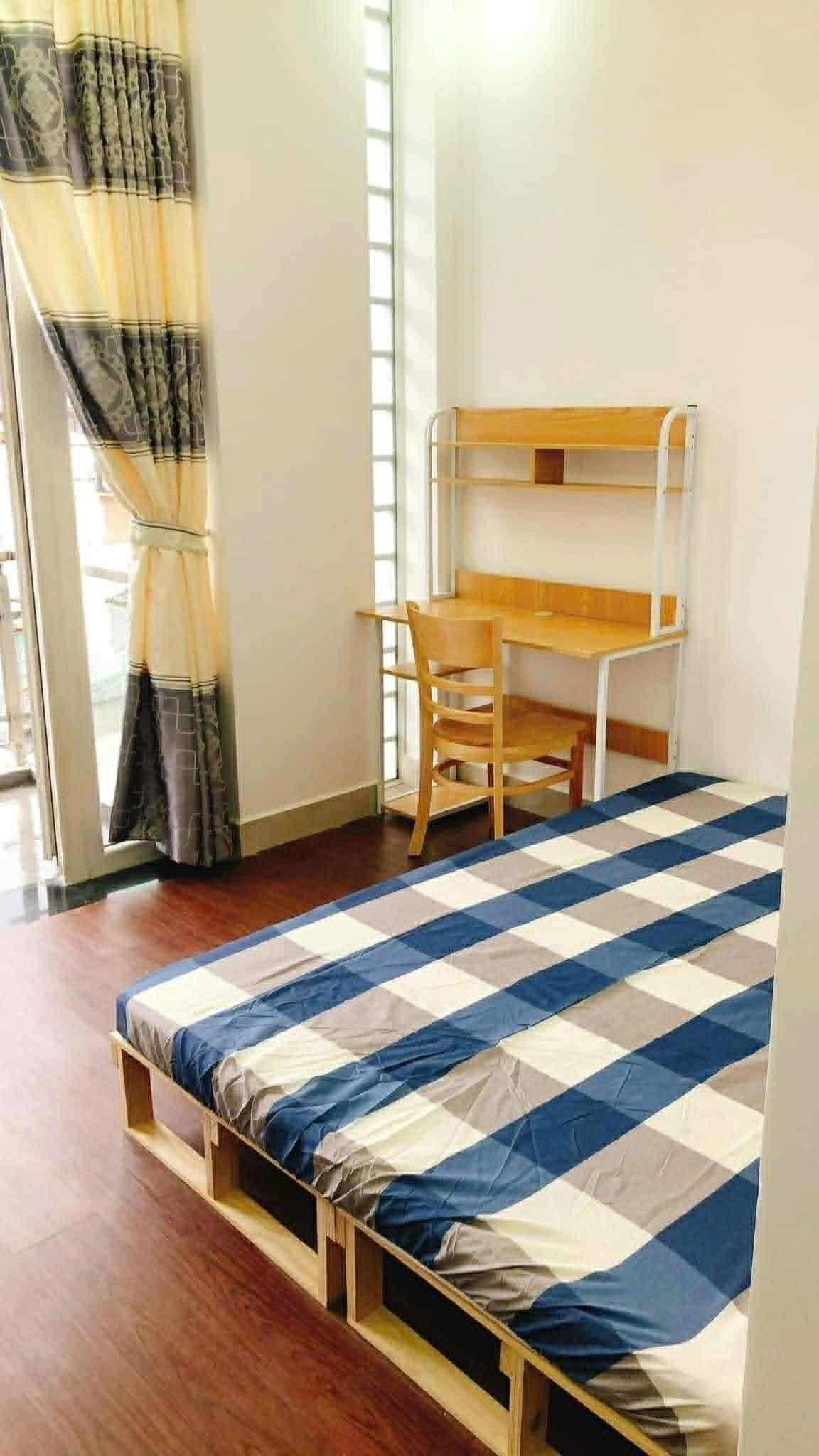 4.5tr - Phòng ban công TẦNG 1 ngay ngã tư hàng xanh