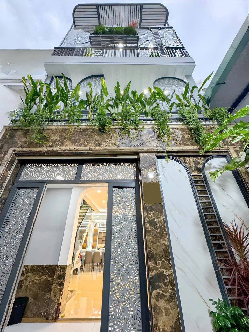 Chủ định cư nước ngoài bán gấp nhà hẻm Yên Thế, Phường 2, Tân Bình. 71.2m2 . Giá 3 Tỷ 750 triệu, đang có hợp đồng thuê 23tr/tháng. Sổ hồng riêng chính chủ hoàn công đầy đủ.