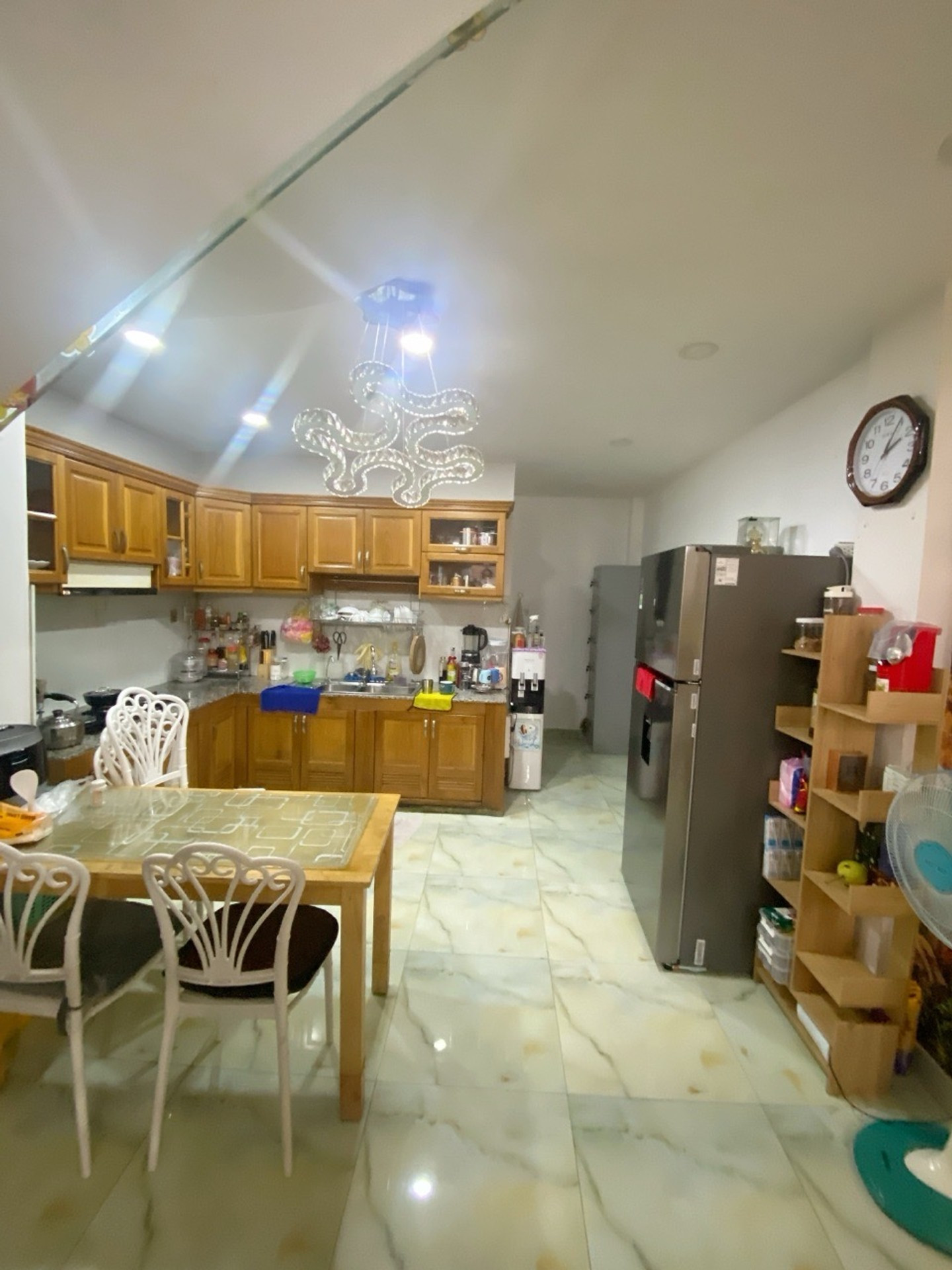 NHÀ 5 LẦU HẺM XE HƠI ÂU DƯƠNG LÂN – KẾT CẤU KIÊN CỐ – KHU DÂN CƯ ĐỒNG BỘ

Thông tin chi tiết:

* Diện tích: 52.9m² (4m x 13m)
* Kết cấu: 5 lầu
* Công năng: 5 phòng ngủ – 4 WC
* Bố trí: Phòng khách rộng, bếp, sân để xe máy, không gian sử dụng thoải 