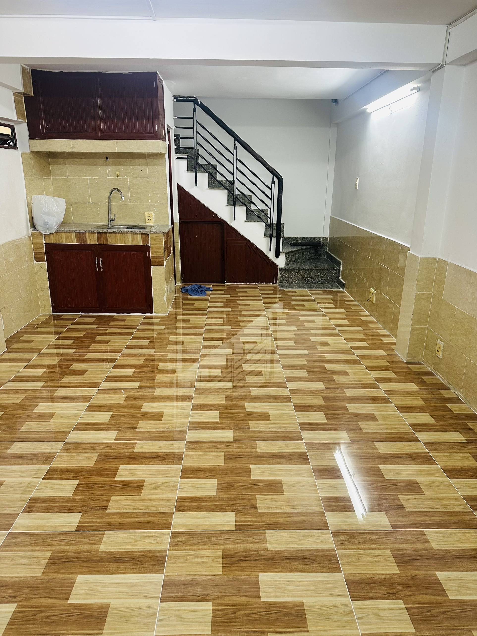 CHO THUÊ CĂN GÓC 2 MẶT TIỀN ĐƯỜNG XE HƠI QUẬN 4