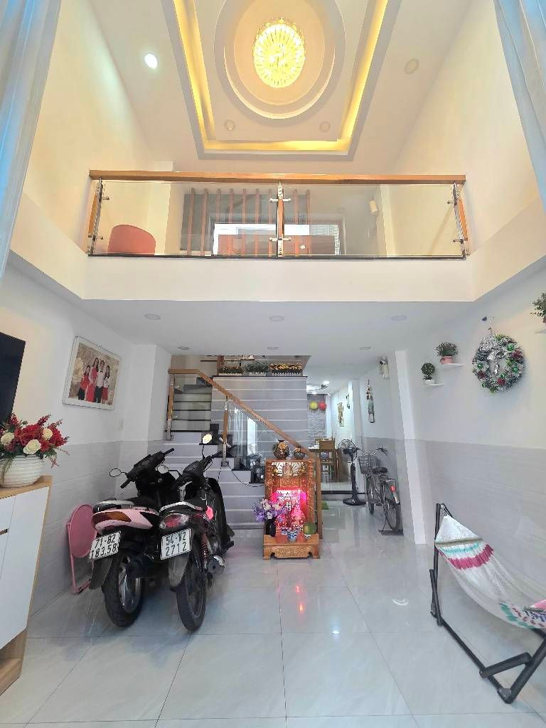 Gấp bán nhà 5 tầng sổ hồng riêng, gần trường cn4