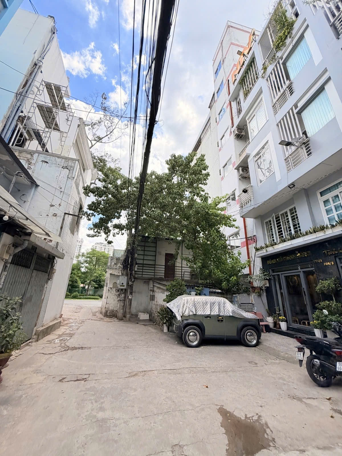 🚨 NHÀ QUẬN 10 – HẺM XE HƠI 6M – CÁCH MẶT TIỀN CHỈ 1 CĂN 🚨

🏡 VỊ TRÍ ĐẸP – NHÀ BTCT – KẾ BÊN SÂN VẬN ĐỘNG PHÚ THỌ 🏡