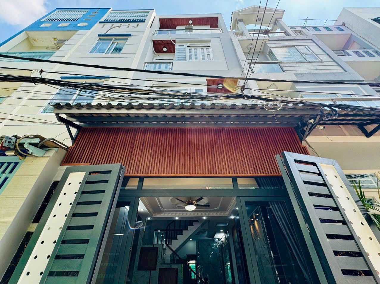 Nhà 3 lầu 46,8m2 giá 2 tỷ 750 triệu đường Thích Quảng Đức, phường 5, Phú Nhuận, hẻm trước nhà 3,5m.