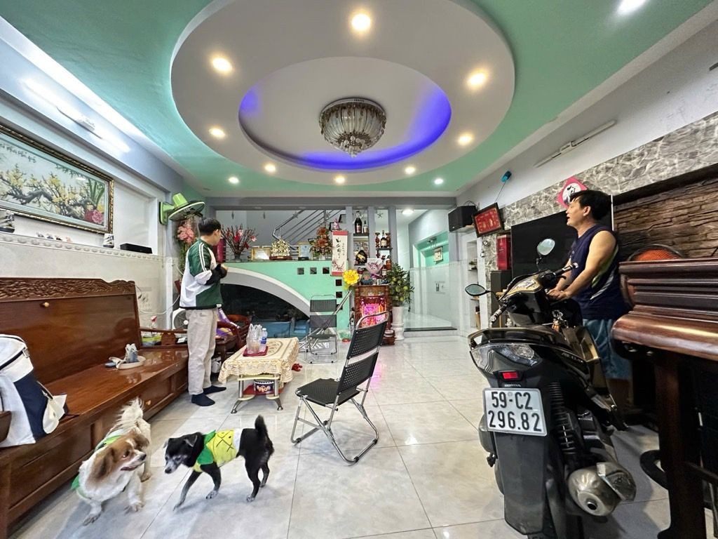 🏡 NHÀ 3 TẦNG – 100m² – QUẬN 8
💰 Giá: 7.5 TỶ

✨ Diện tích: 5 × 20m (100m²)
🏠 3 tầng kiên cố – 5PN 5WC
✅ Có phòng ngủ tầng trệt tiện cho người lớn tuổi

🚶‍♂️ Hẻm ba gác sạch – cách xe hơi 30m
📍 Khu dân cư yên tĩnh, an ninh – gần chợ, trường học

💡