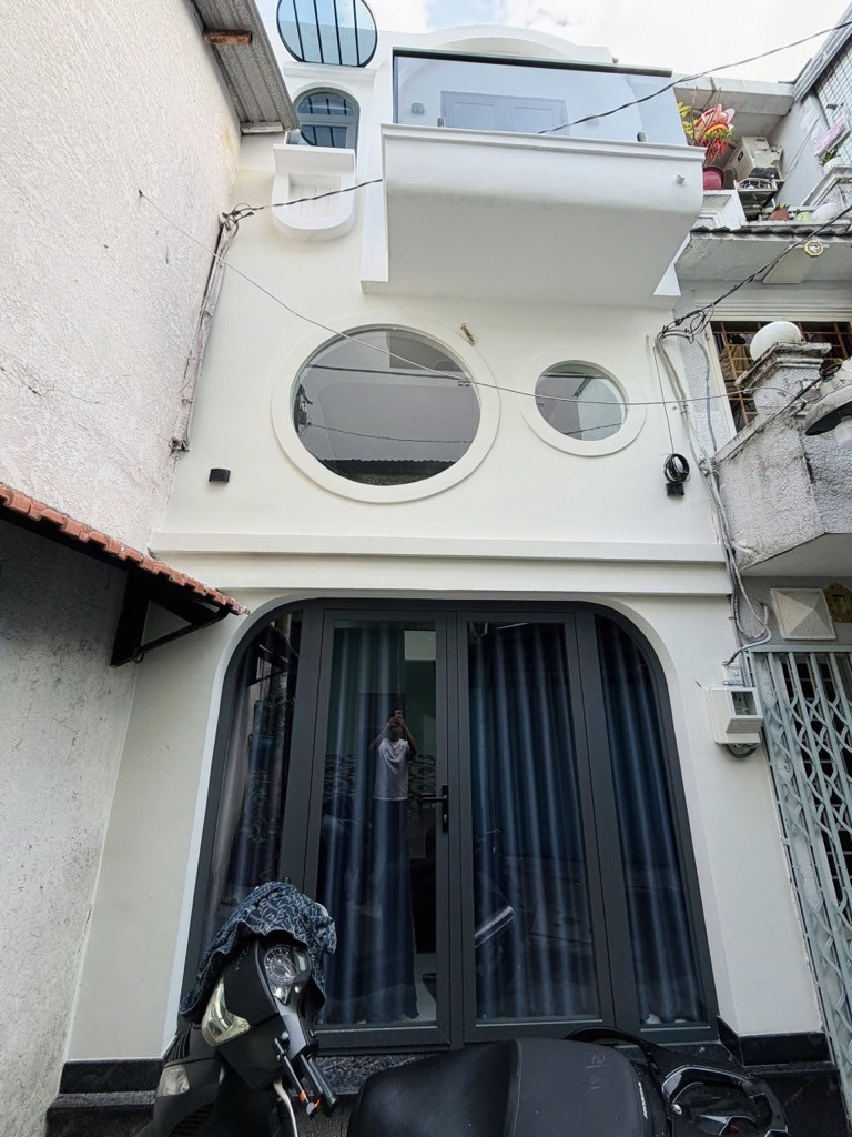 Nhà mới gấp bán, gần chợ siêu thị, hoàn công đủ