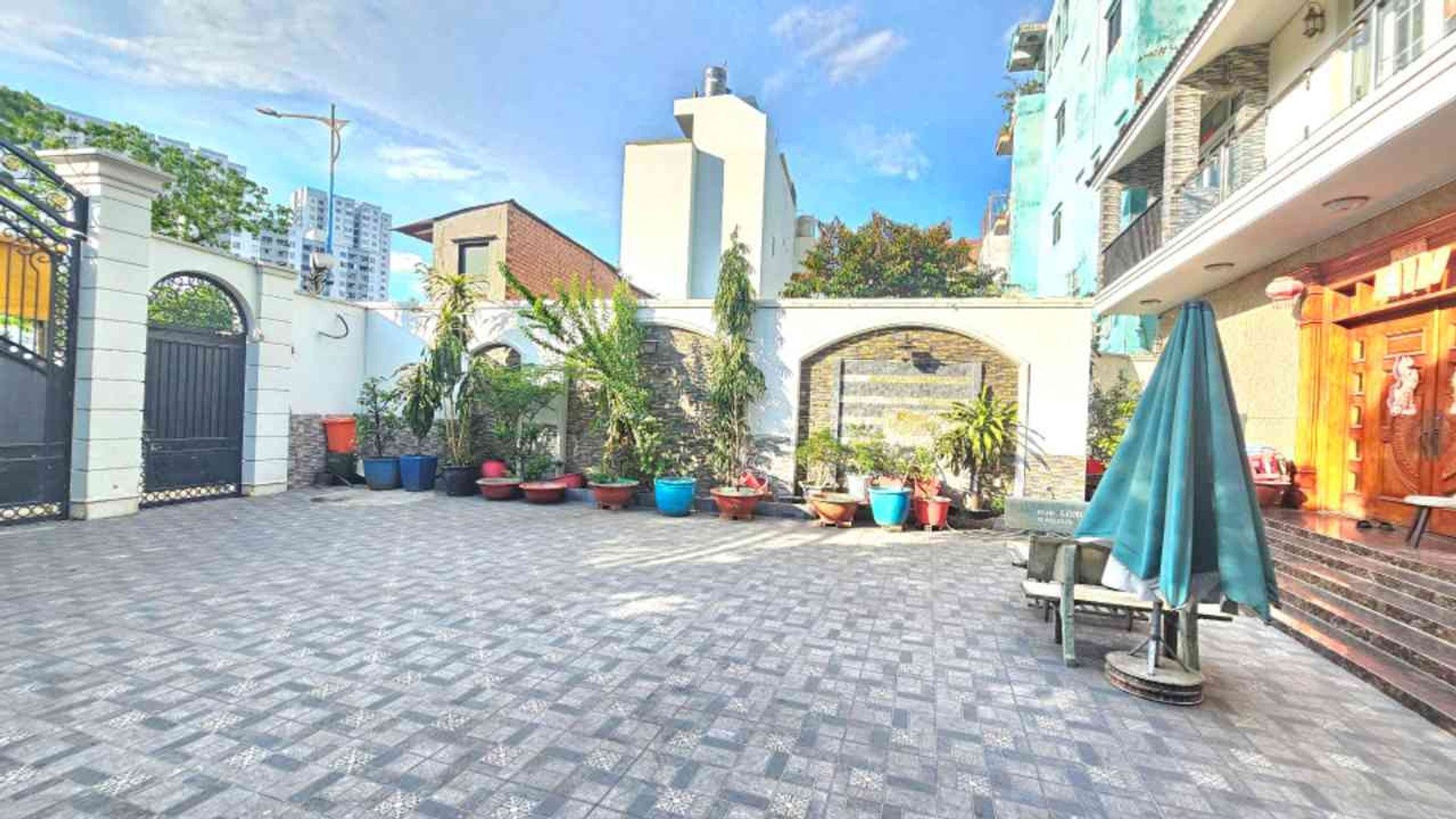 BÁN BIỆT THỰ MẶT TIỀN LÒ GỐM QUẬN 6 726M2 103 TỶ 4 TẦNG SÂN ĐẬU 10 Ô TÔ