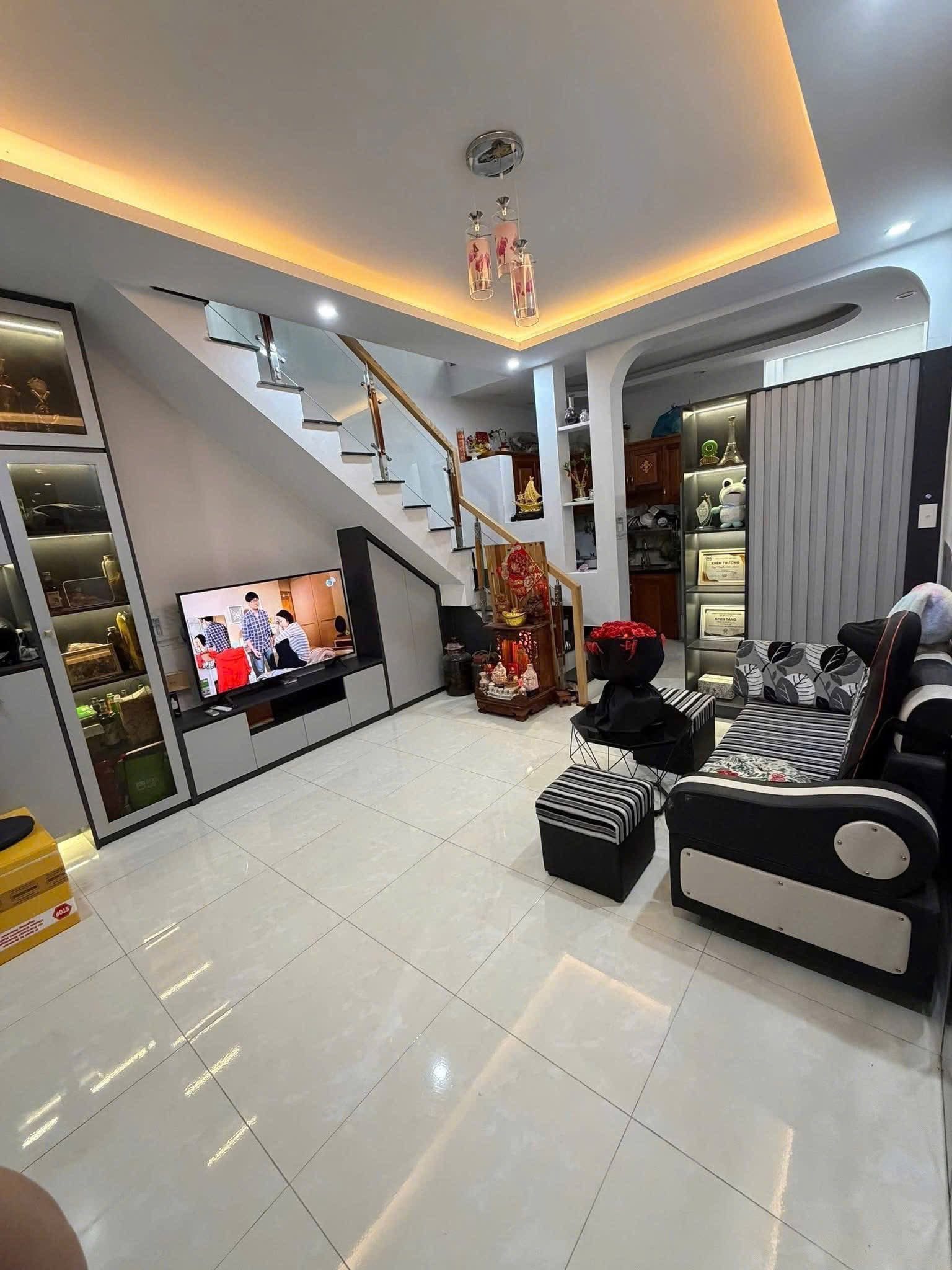 Chỉ 2,100 tỷ sở hữu nhà đẹp 80m2 đường Bùi Minh Trực, Phường Bình Đông, Q8 - Sổ hồng riêng