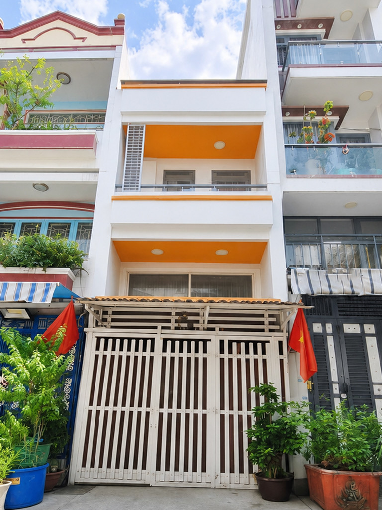 🔔  Nhà đường LẠC LONG QUÂN, hẻm ôtô tránh nhau đậu được ngày đêm thoải mái, gần chợ Bình Thới.