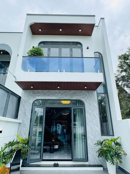 Nhà lầu sân vườn mới xây dựng mặt tiền Huyện Lộ 94, P10, Tp Mỹ Tho