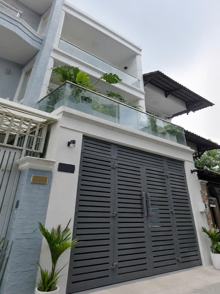 📣  Nhà đường LÊ THỊ BẠCH CÁT Q11, hẻm xe hơi quay đầu thoải mái, sát mặt tiền, gần chợ.