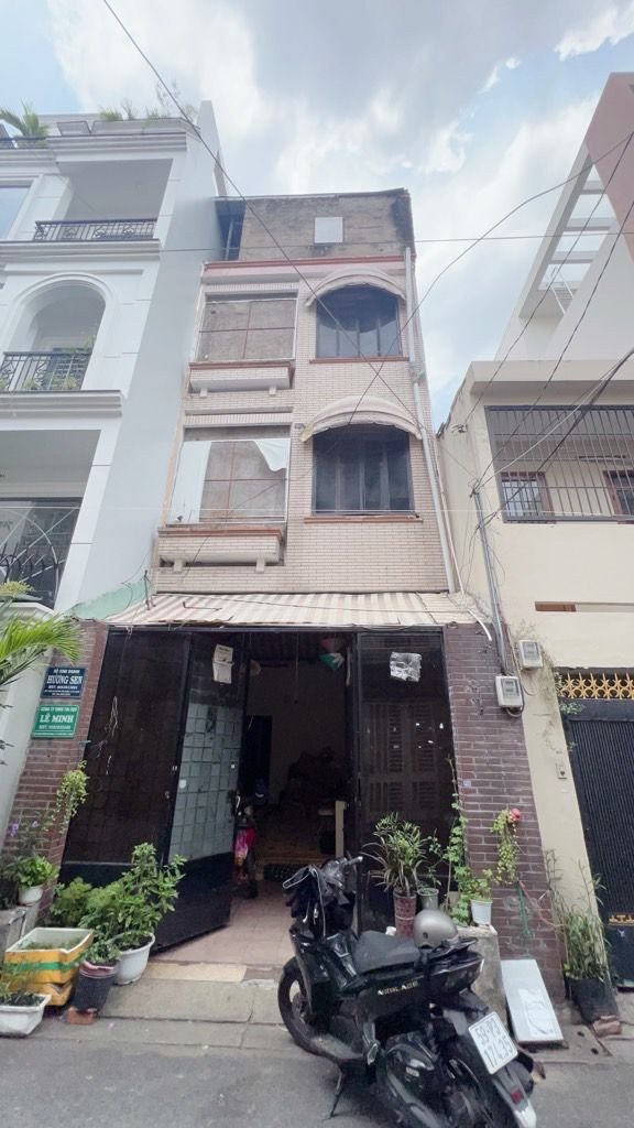 Nhà bán huỳnh văn bánh 3 tầng ,73m2, sổ hồng riêng, hẽm xe hơi