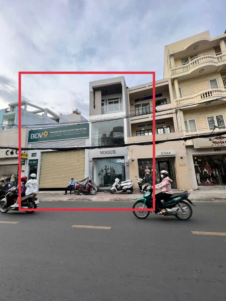 Mặt tiền 310 - 310A Huỳnh Văn Bánh, Phường 11, Quận Phú Nhuận.