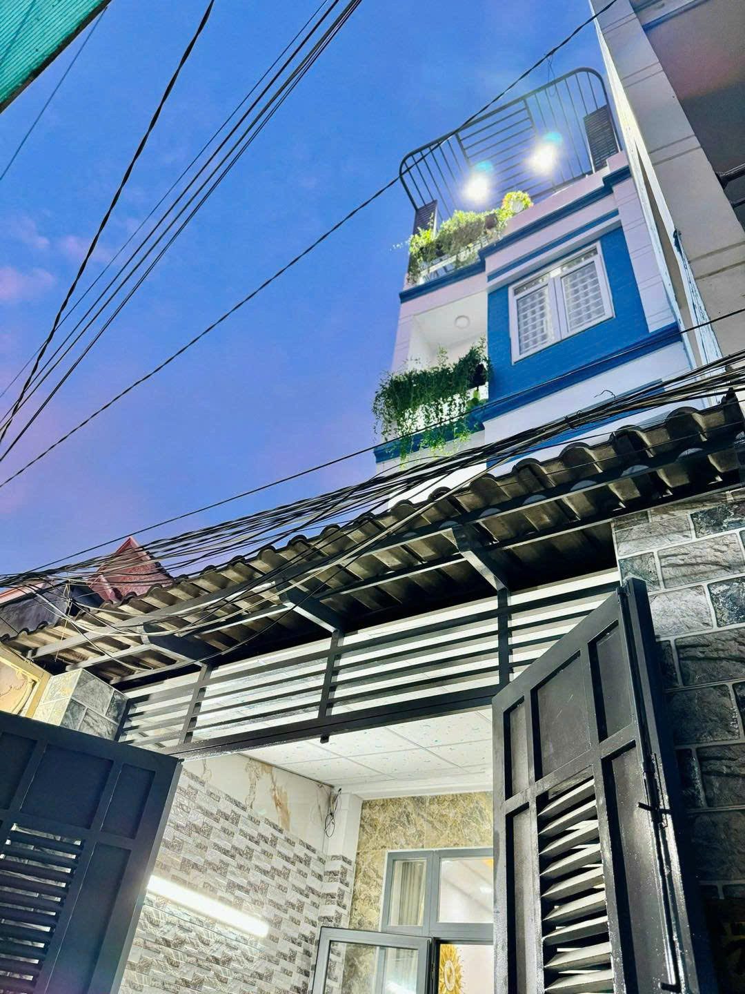 Nhà 36m2 Lãnh Binh Thăng xây 3 tầng, gần sân Phú Thọ. Giá 3 tỷ 550, Dễ cho thuê