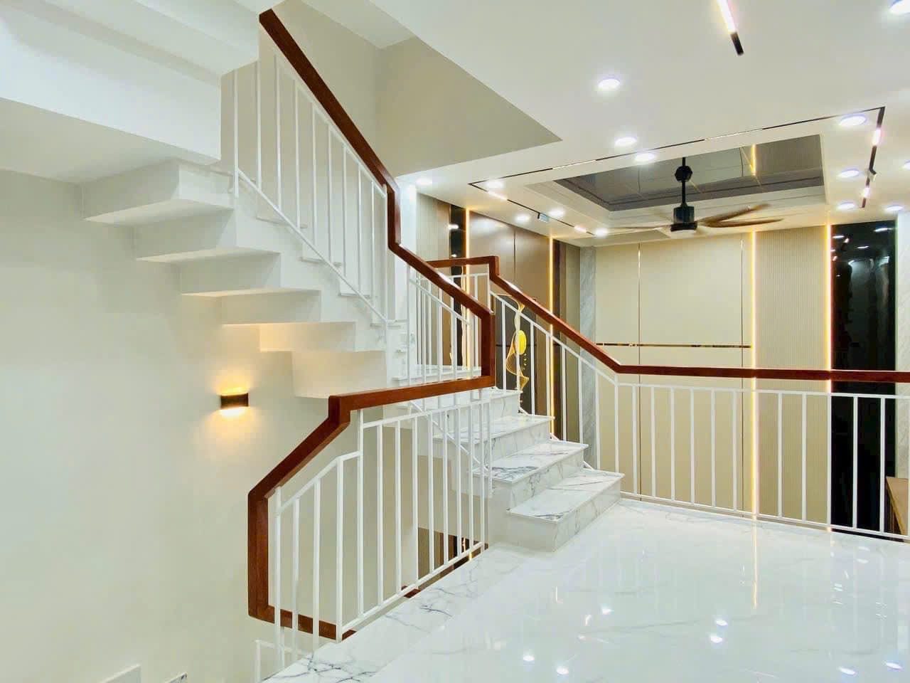 Bán nhà tặng nội thất Nguyễn Trãi P14 Q5 giá 3tỷ120tr DT 62.5m2, đang cho thuê 18tr/tháng. Sổ sẵn