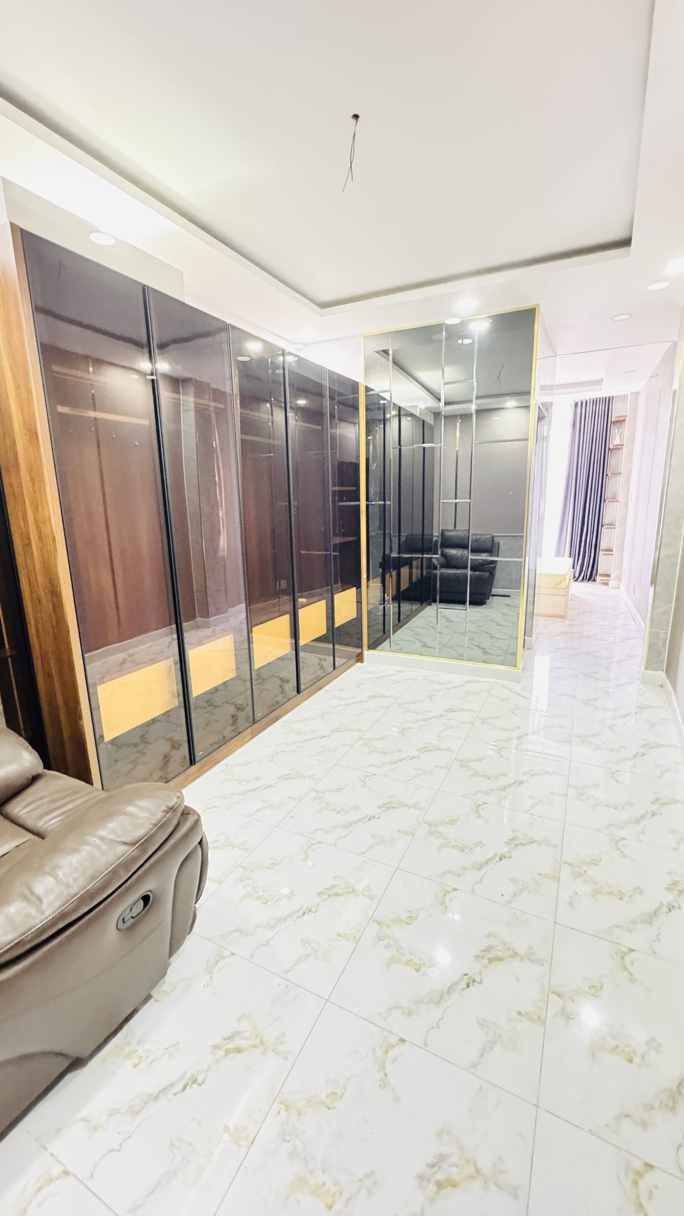 BÁN NHÀ MẶT TIỀN TÔN THẤT THUYẾT 5 PHÒNG NGỦ QUẬN 4