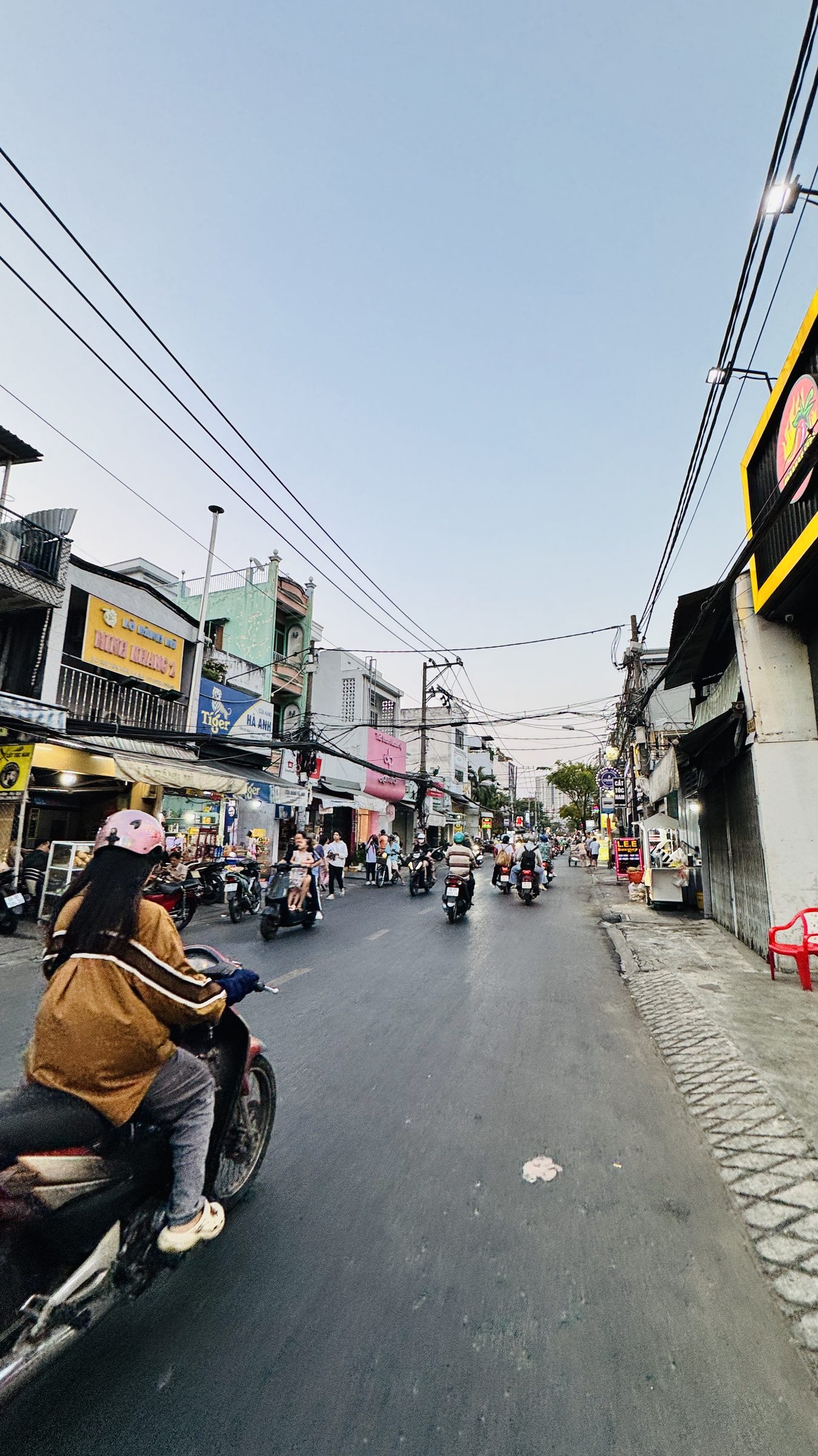 BÁN NHÀ MẶT TIỀN TÔN ĐẢN CĂN GÓC 2 MẶT TIỀN 5 TẦNG QUẬN 4