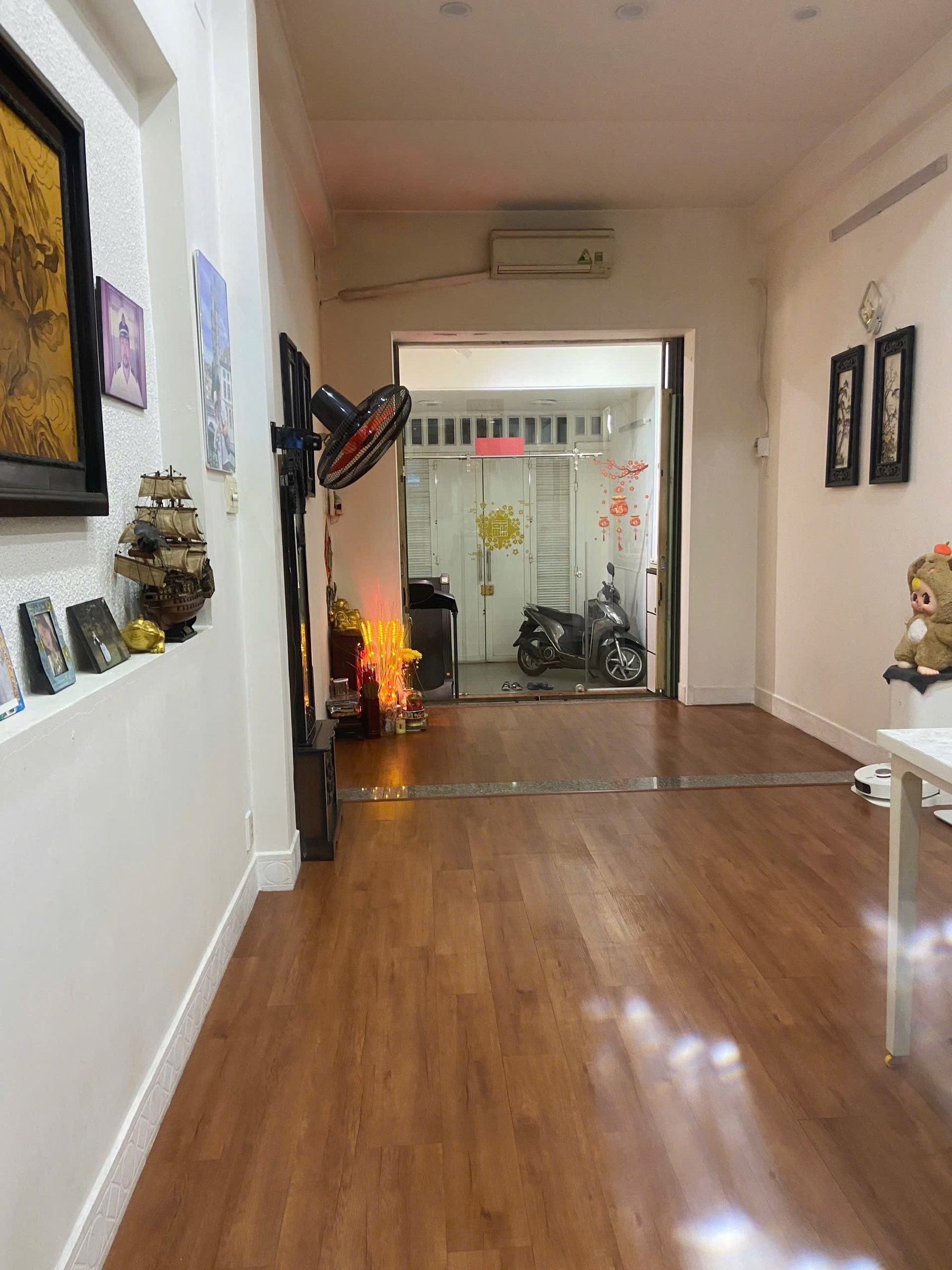 BÁN NHÀ MẶT TIỀN XÓM CHIẾU 3 TẦNG QUẬN 4