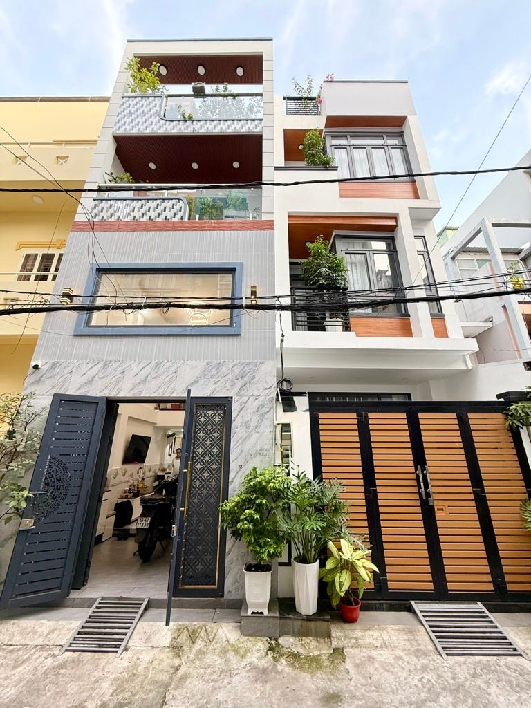 NGUYỄN TRỌNG TUYỂN ,Q PHU NHUẬN 
60M2 ,GIÁ CHỈ NHỈNH 12 TỶ
👉dt : 4m ×15m 4PN. 4WC 
👉kết cấu : 4 tầng ,st .BTCT 
Hẻm xe tải ,giáp Q1 ,cách sân bay TSN 15' 
♦sổ vuông A4 ,pháp lý chuẩn
☎Lh 0342116231 phi nhà đẹp