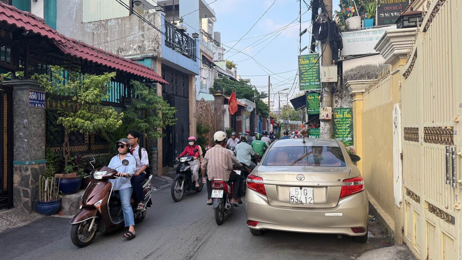 Nhà bán nguyễn văn lượng ngang 12m sổ hồng riêng hẽm xe hơi