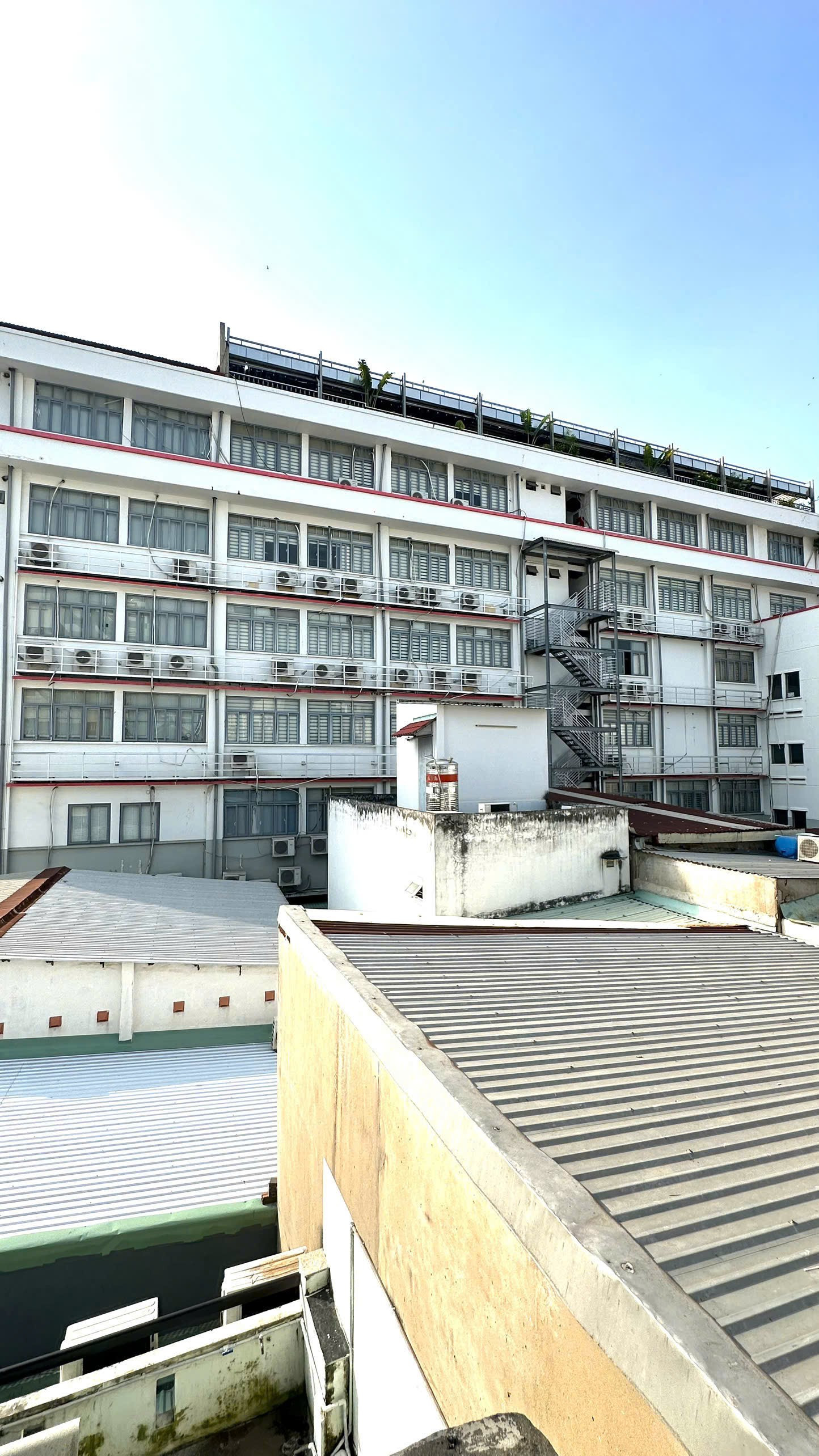 Bán căn hộ dịch vụ 3 tầng, gần trường ĐH Ngoại thương, Bình Thạnh. Giá chỉ 15 tỷ.