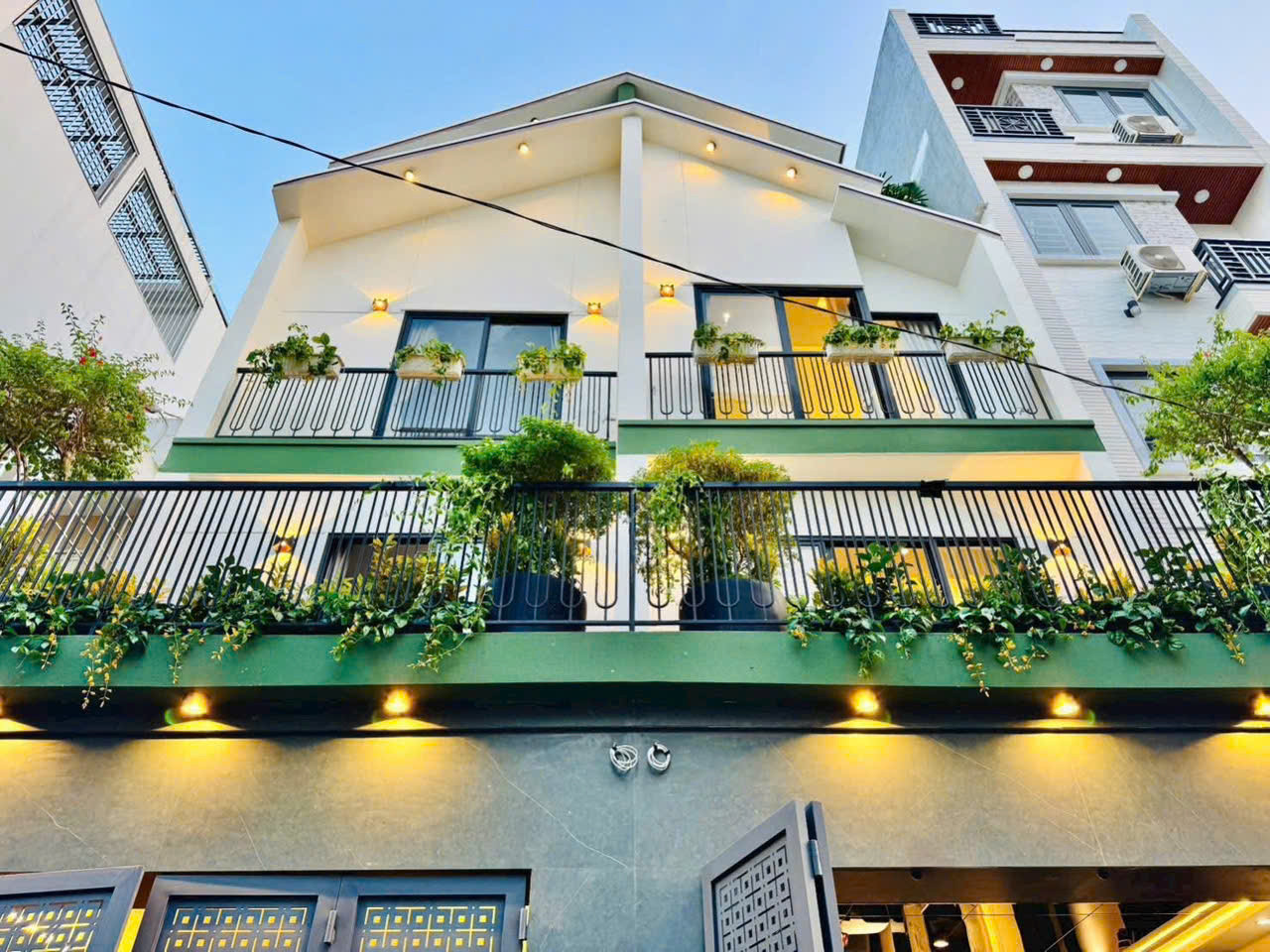 Kẹt tiền bán gấp nhà Ung Văn Khiêm P.25 Bình Thạnh. Giá: 3,35 tỷ. DT: 65m2. 3PN 4WC. Sổ Hồng Riêng