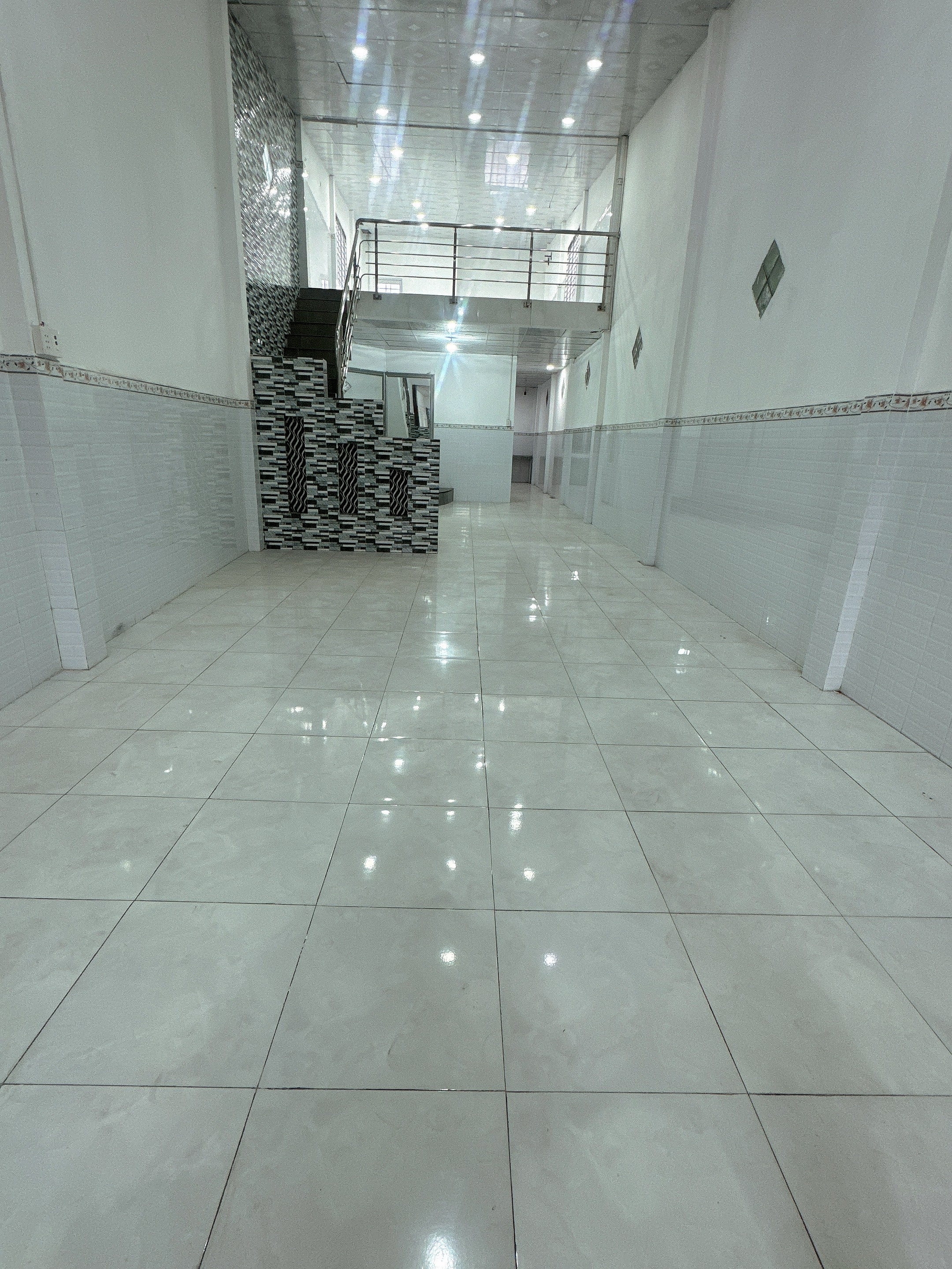 Cho thuê nhà 1 trệt 1 lửng 200m2 mặt tiền trung tâm TP Bến Tre