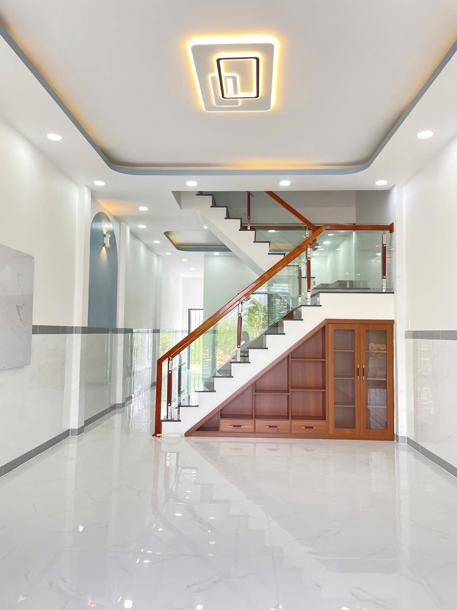 Nhà 1 trệt 1 lầu mới xây