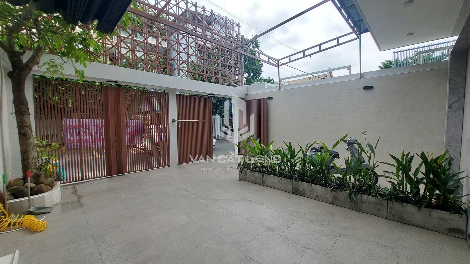 🔥 CHO THUÊ NHÀ MỚI ĐẸP MẶT TIỀN P.8 – 200M² – 1 TRỆT 1 LẦU – CÓ THANG MÁY, SÂN VƯỜN – GIÁ 20 TRIỆU/THÁNG 🔥