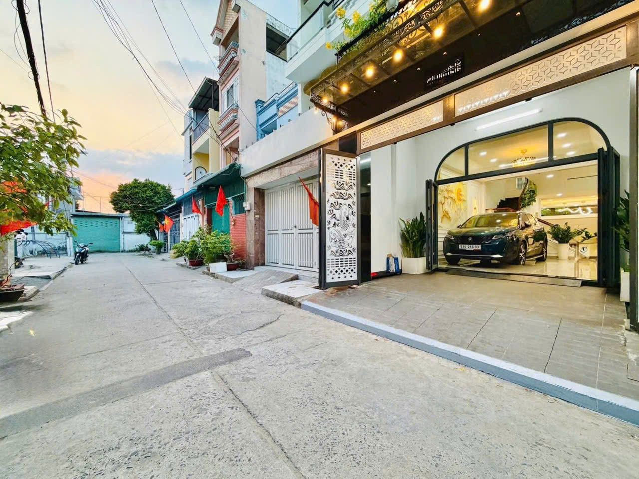 Cần bán gấp nhà hẻm Nguyễn Ư Dĩ, Thảo Điền Q,2. Giá: 5,3 tỷ. DT: 85m2. 4 Tầng. 3PN 4WC. Sổ Hồng Riêng