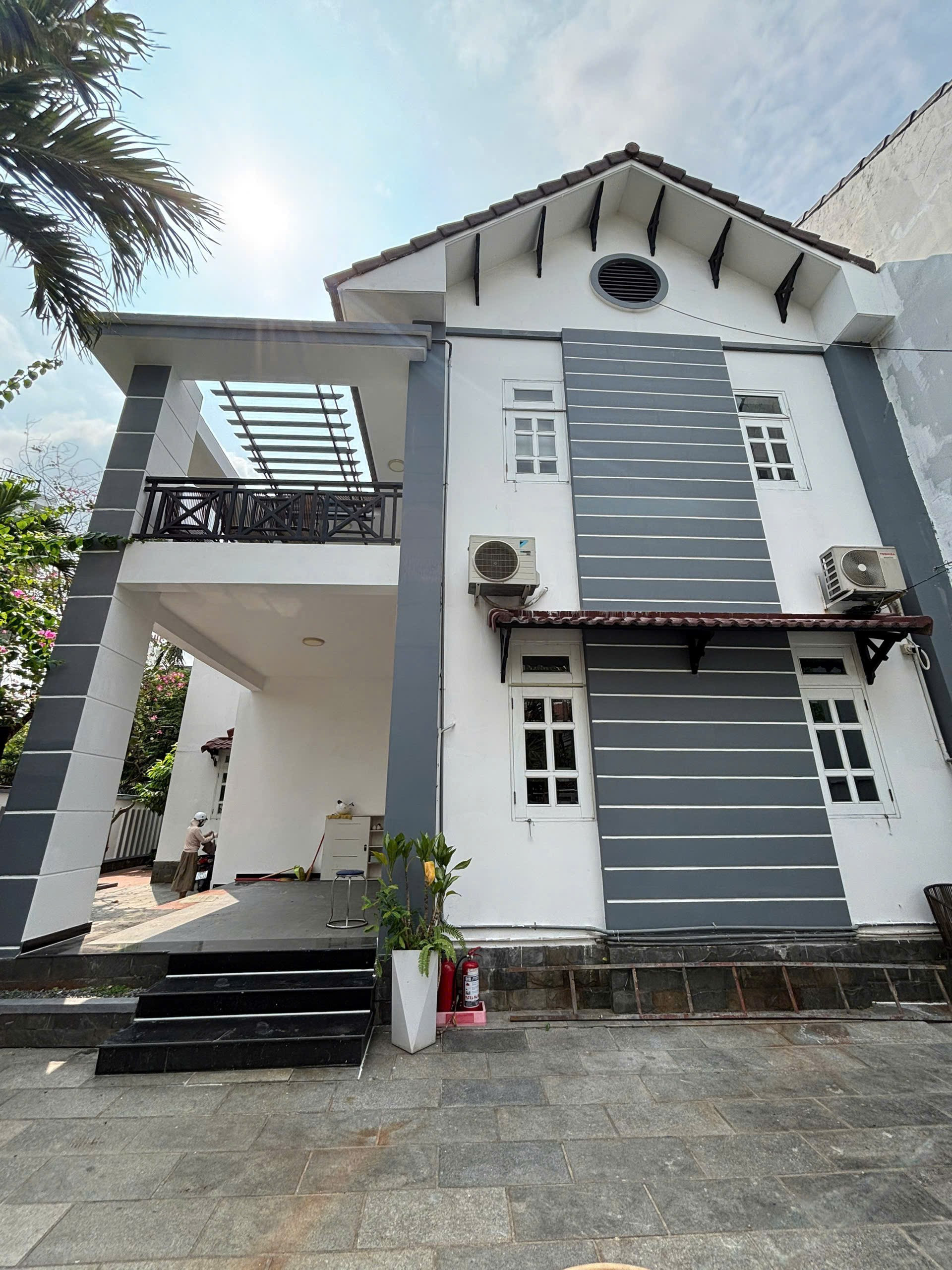 Cho thuê Villa 305m2 Phường An Khánh Quận 2 gồm 4 phòng ngủ lớn có toilet riêng, nhà đẹp tích hợp ở hay kinh doanh (LH 0989373766)