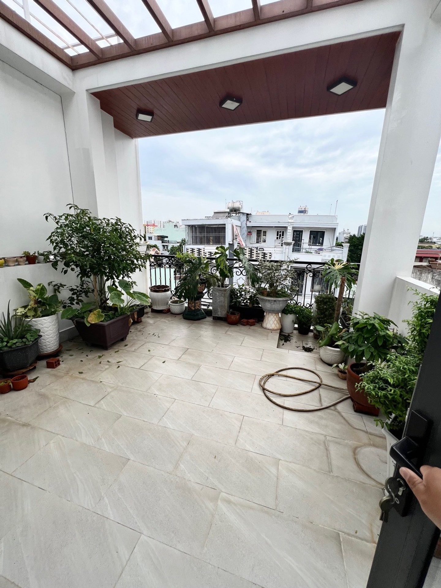 - Đường 10m, Vị trí đẹp, sát chung cư Lê Thành ,trường THPT Năng Khiếu, di chuyển 5 phút tới Siêu thị Aoen