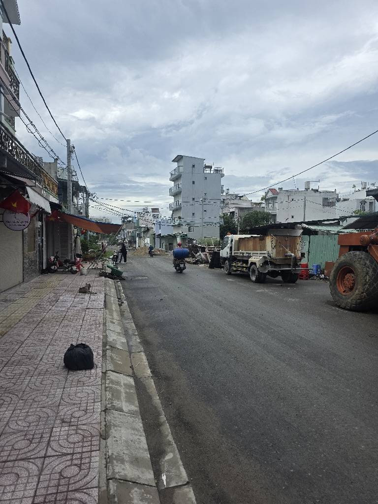 Bán nhà đường 15m có lề, 67m2 (4x17), Ngay Nguyễn Quý Yên, giáp Q6, chỉ hơn 5 tỷ HCM