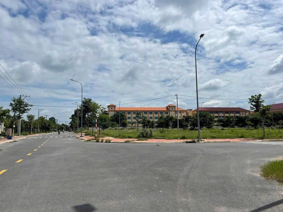 4 LÔ CẦN BÁN GẤP 20X50=1000M2 TC SHR NGAY CHỢ ĐƯỜNG 18M GIÁ 290TR/s