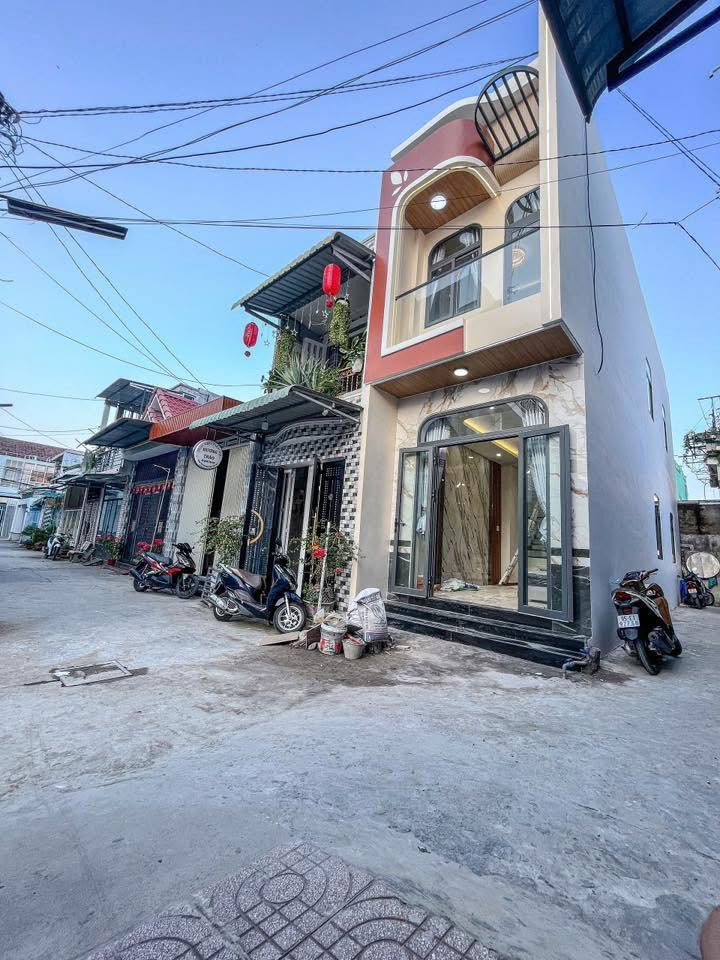 🌼 VỊ TRÍ SÁNG CÁCH ĐƯỜNG TRẦN HOÀNG NA 100 MÉT - NHÀ CAO CẤP TẠI ĐƯỜNG D25 KDC HỒNG LOAN - CẦN THƠ 🌼
💰Gi.á:  6 tỷ 350 triệu  (thương lượng)
 📐Diện tích: 5 x 16 = 80m2| Nhà hoàn công| Lộ: 20m| Hướng: Đông Bắc| Có: 4 phòng ngủ (có phòng ngủ trệt) - 4 toil