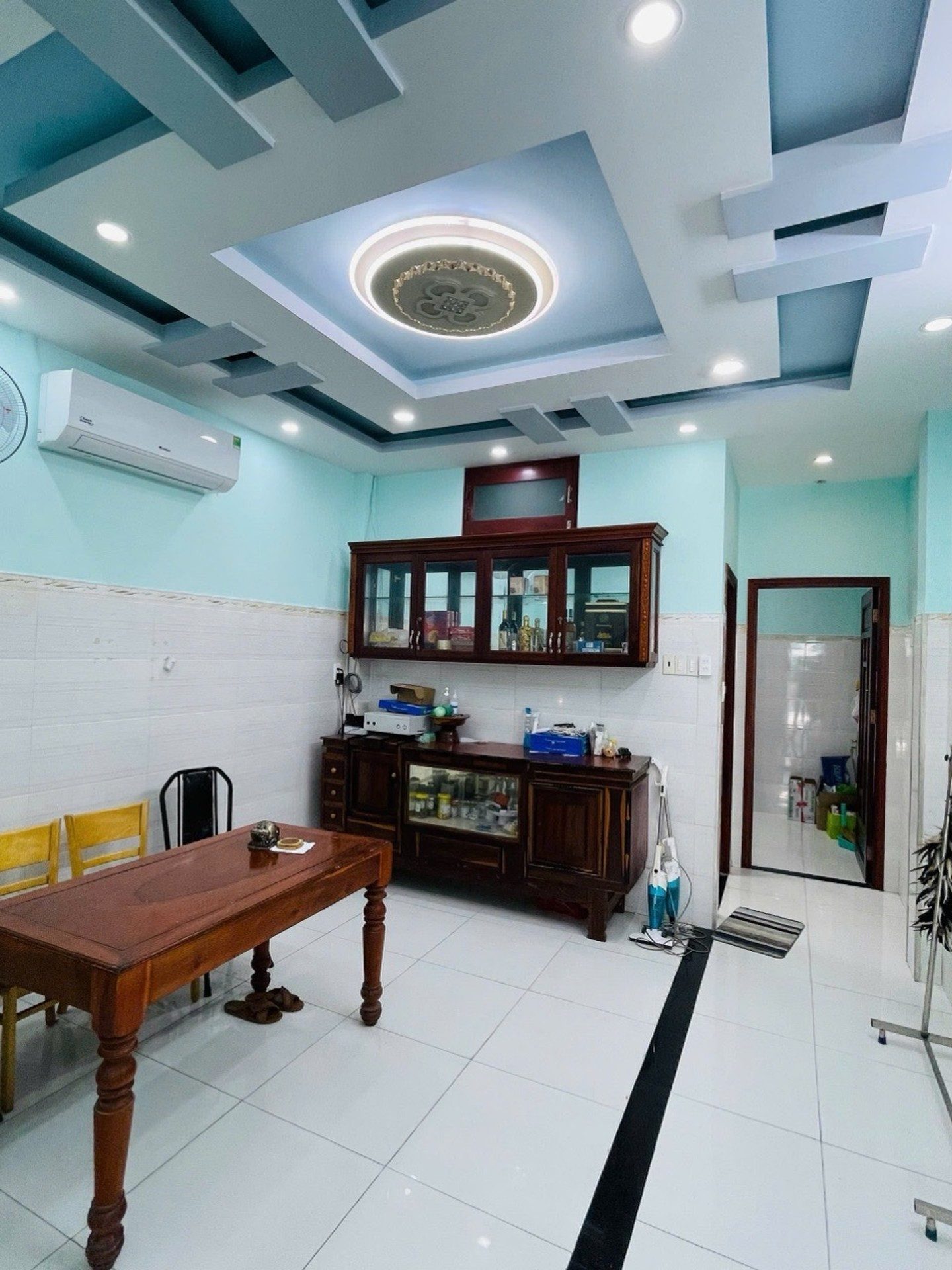 Tiện làm Căn hộ dịch vụ (CHDV): Nhà đã lắp sẵn hệ thống đồng hồ điện riêng cho từng phòng, cực kỳ thuận tiện cho việc quản lý và kinh doanh.