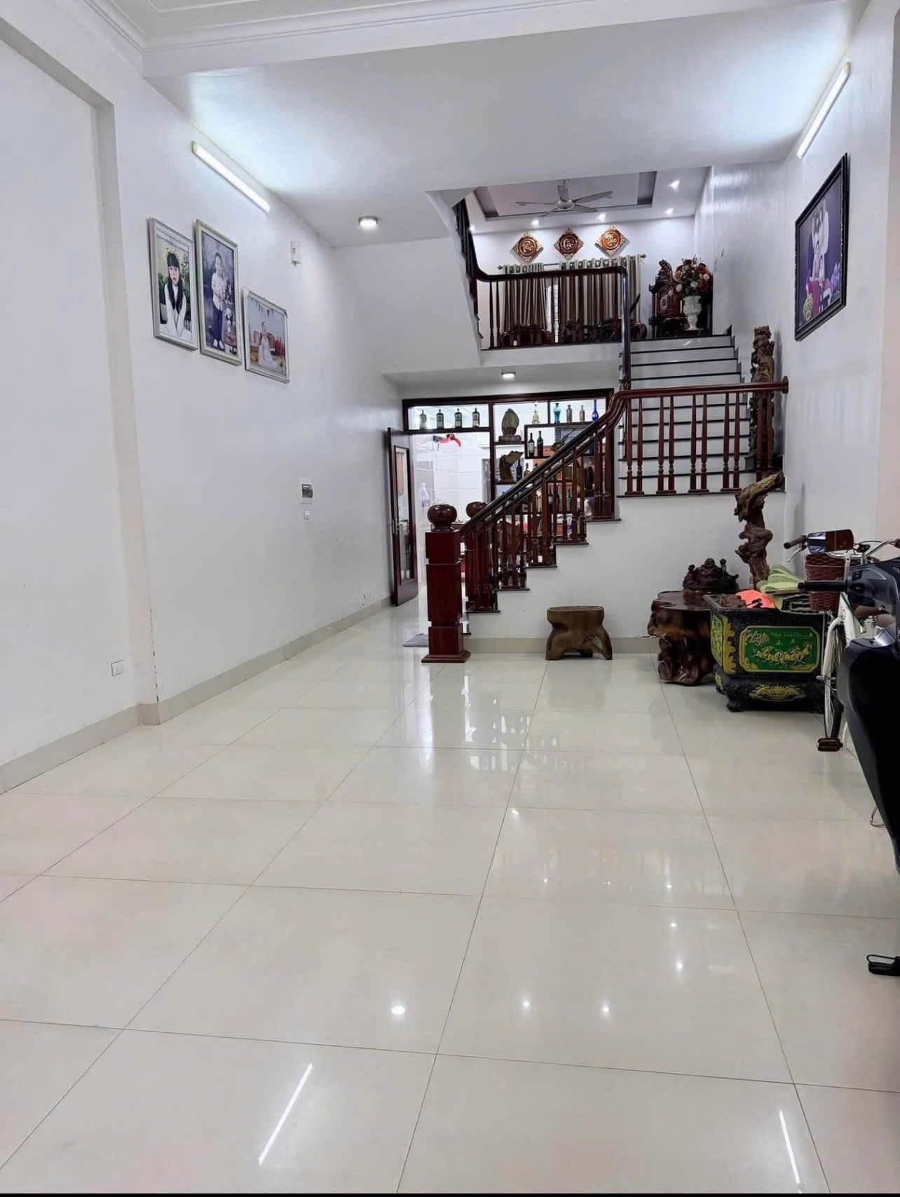 💁💁Cc gửi bán đất tặng nhà. Hướng đông nam mát mẻ. Khách chỉ việc sách valy đến ở
🧣🧣Nhà 3 tầng ngoài, trong 4 tầng. 2 phòng khách, 3ngủ, 2tắm , 1 phòng thờ, 1 phòng phơi đồ, 1phòng ăn . 
- Mặt tiền : 4,5m , dt 72m
- Vỉa hè : đồ oto 
- Đường : oto tránh